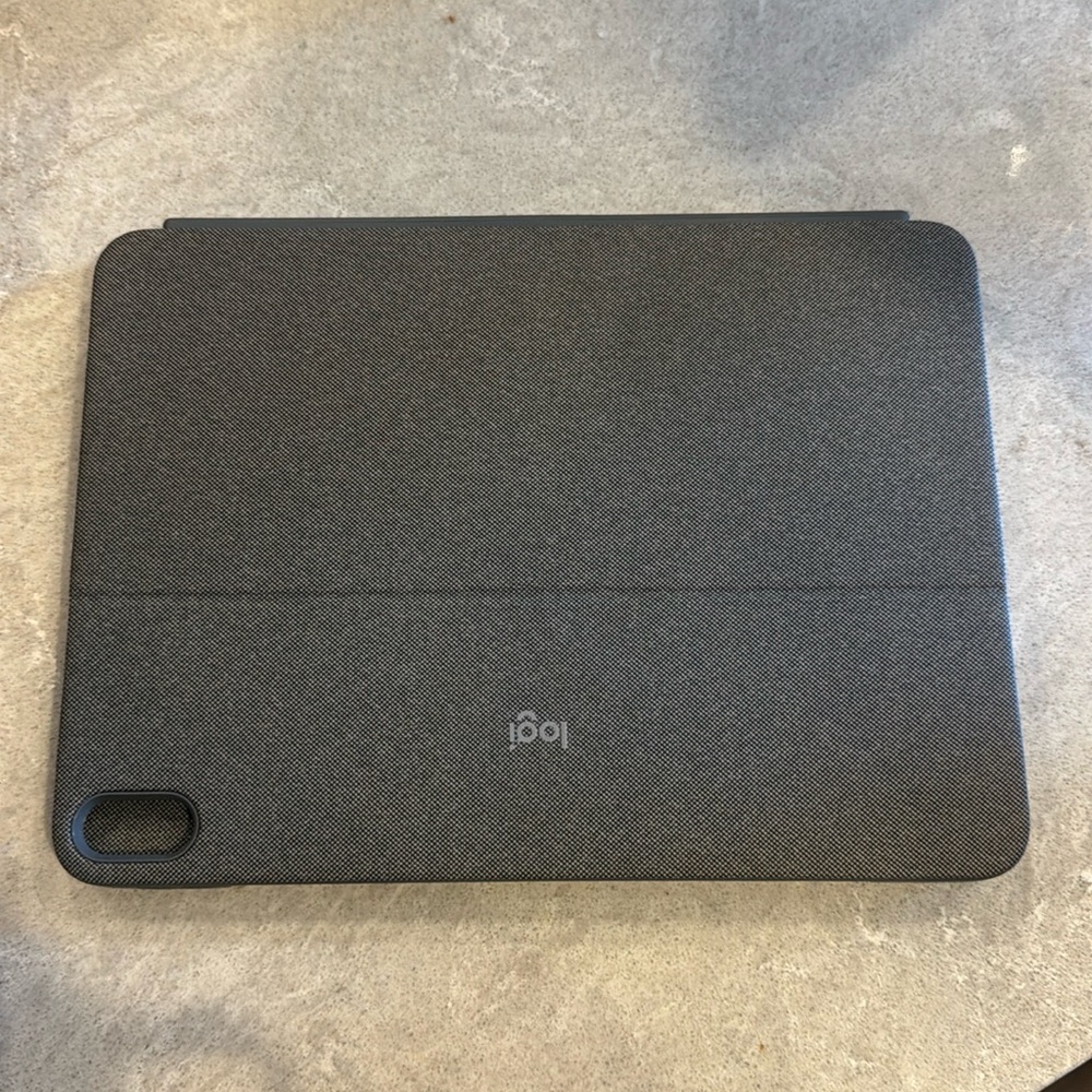 Ipad Case, brand is Logi apple brand. Gray color, keypad, perfect condition.